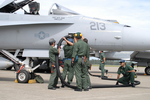 小松基地航空祭(航空祭 in KOMATSU)F/A-18に給油中