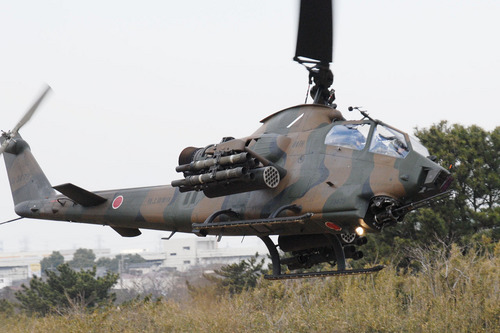 低空進入するAH-1S