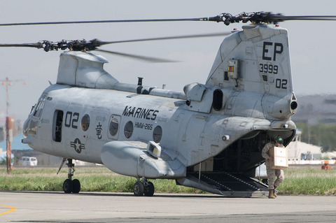 米海軍厚木基地 桜祭り/スプリングフェスティバル CH-46